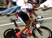 开云体育官方网站-跨越时空的篮球狂想，尼克斯争冠战力克广东队，德罗赞全程高能输出引爆东西方篮球对话