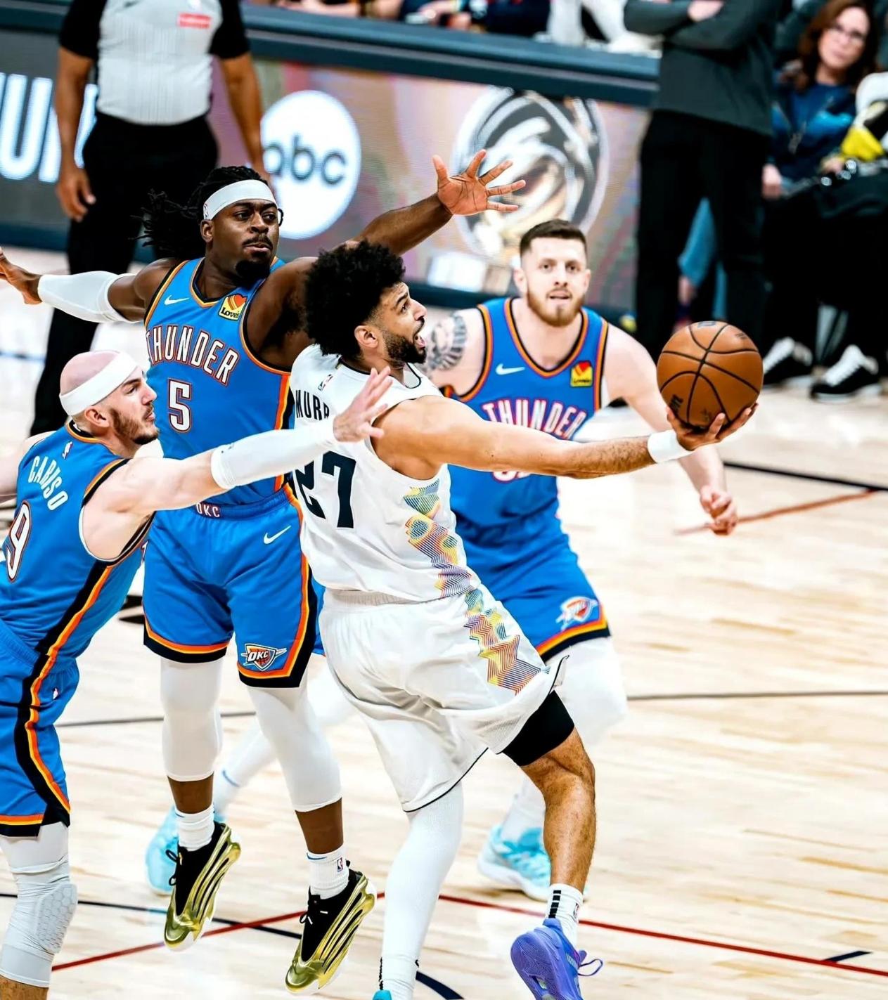 季前比赛中雷霆队力克掘金队，取得胜利