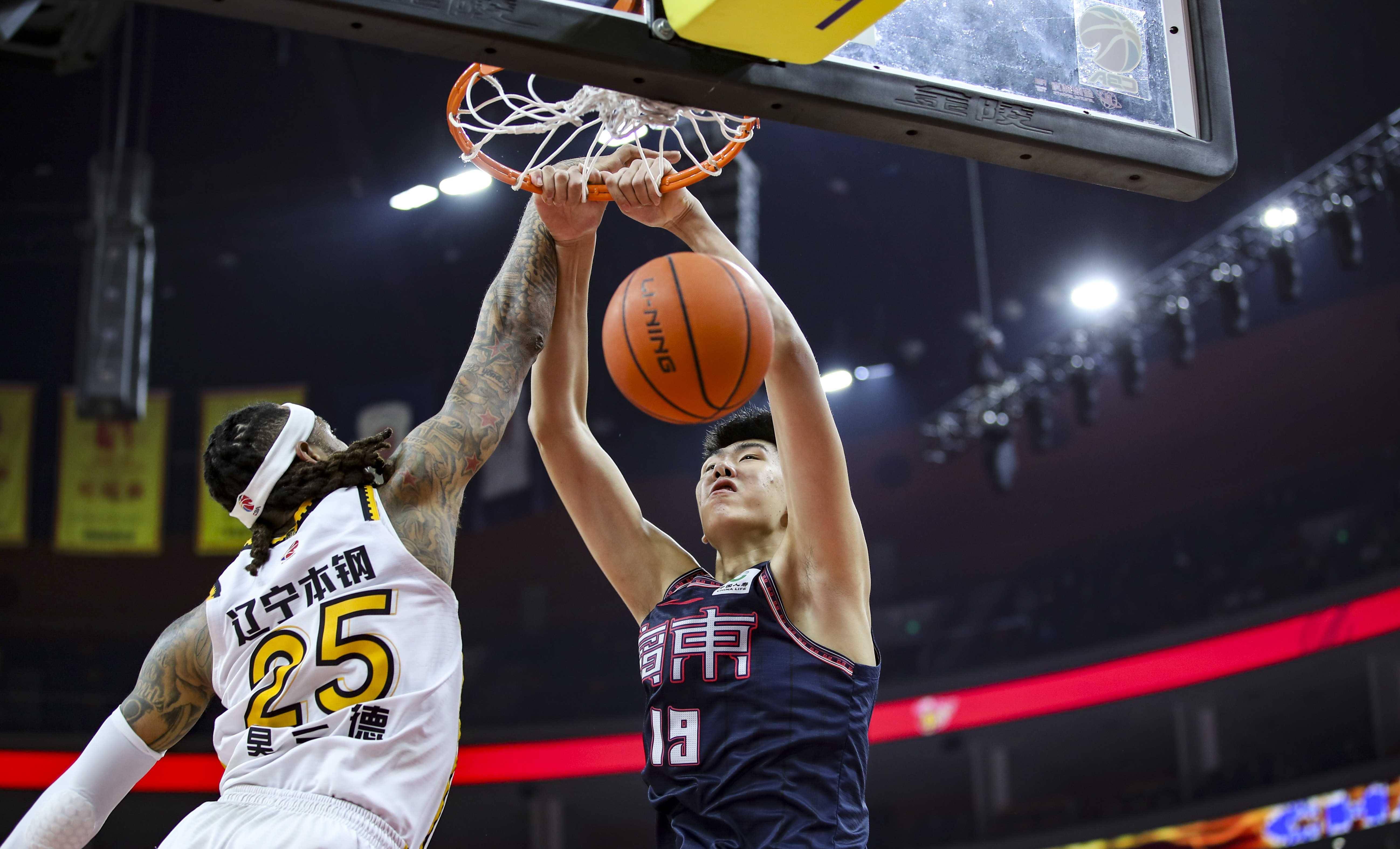 精彩绝伦的篮球战,球员表现令人惊艳! 精彩绝伦的篮球战,球员表现令人惊艳!