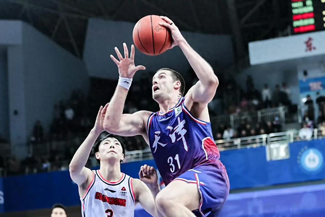 精彩绝伦的篮球战,球员表现令人惊艳! 精彩绝伦的篮球战,球员表现令人惊艳!