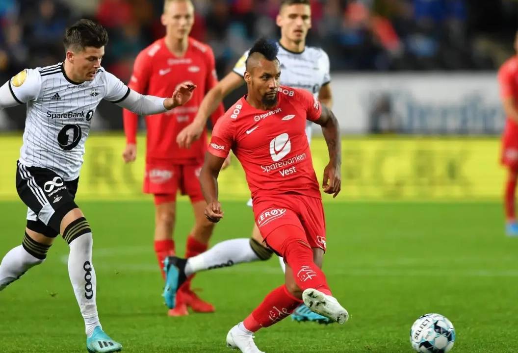 包含波兰主场不敌挪威欧国联淘汰赛前景渐旧的词条