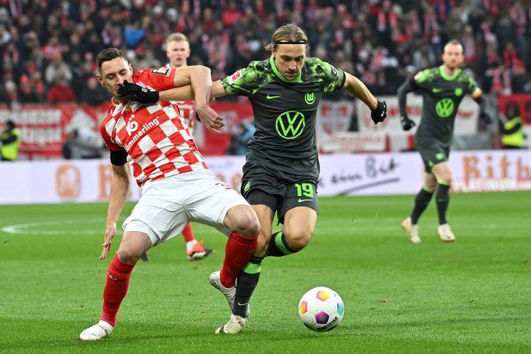 包含斯图加特遭遇连败，保级艰难局面的词条