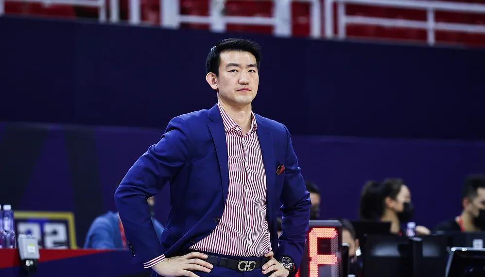 青岛队力克上海队，孙铭徽点燃赛场