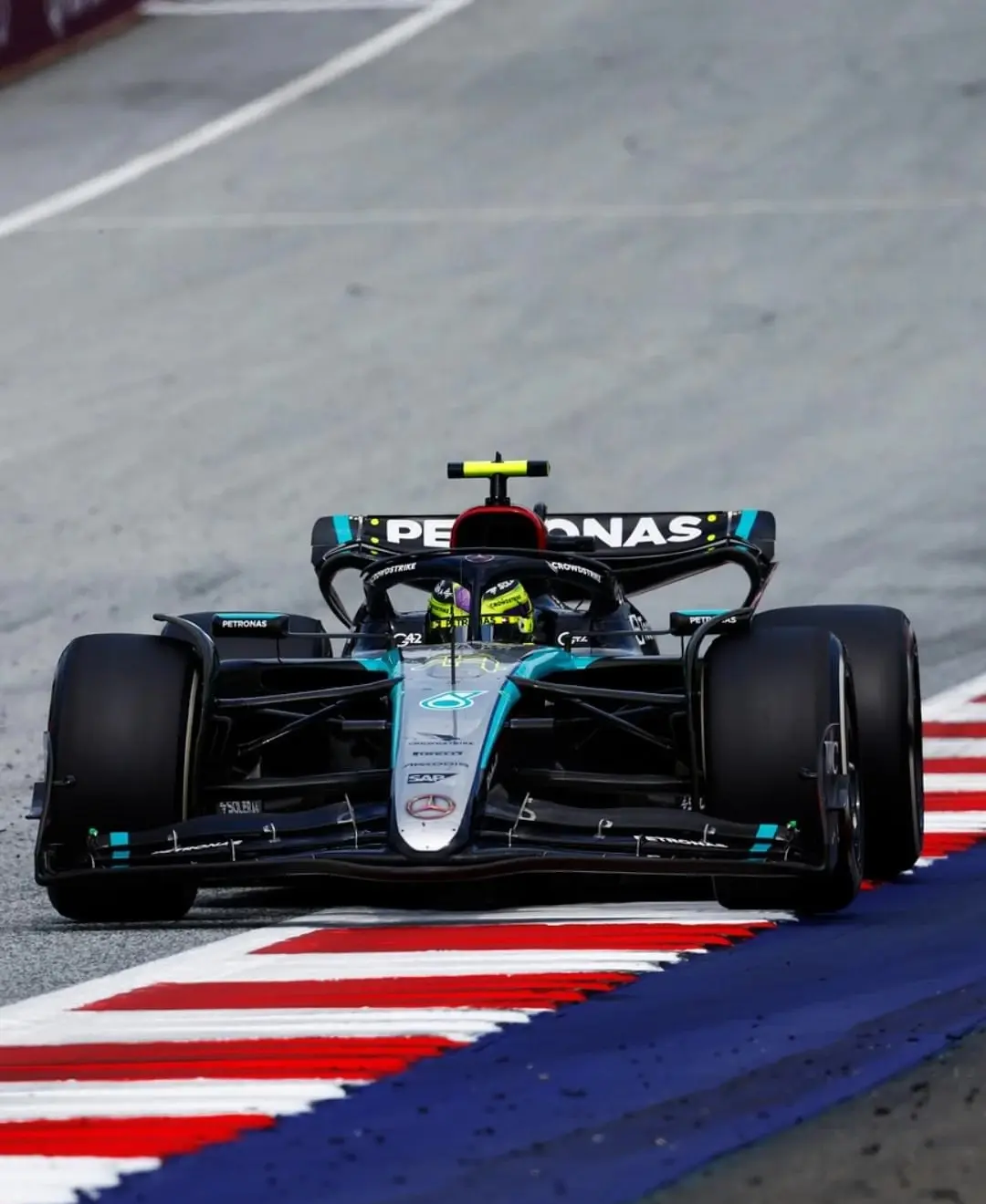 索伯车队力克梅赛德斯，拉塞尔带队取胜的简单介绍