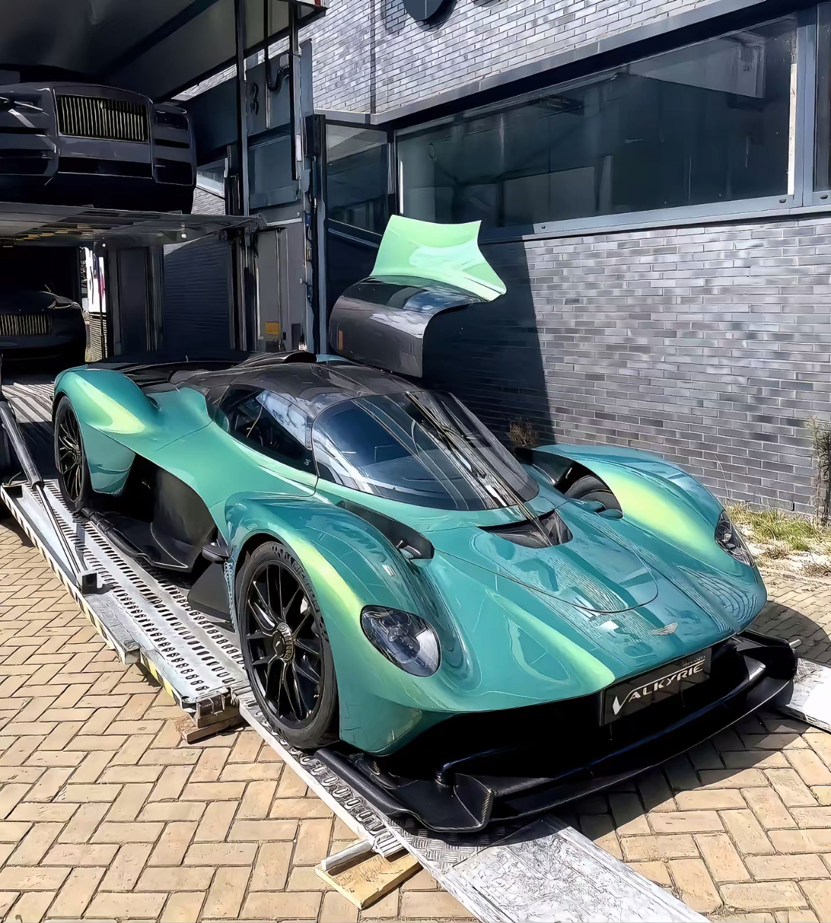 阿斯顿马丁轻取哈斯车队,阿隆索惊艳四座 阿斯顿马丁轻取哈斯车队,阿隆索惊艳四座